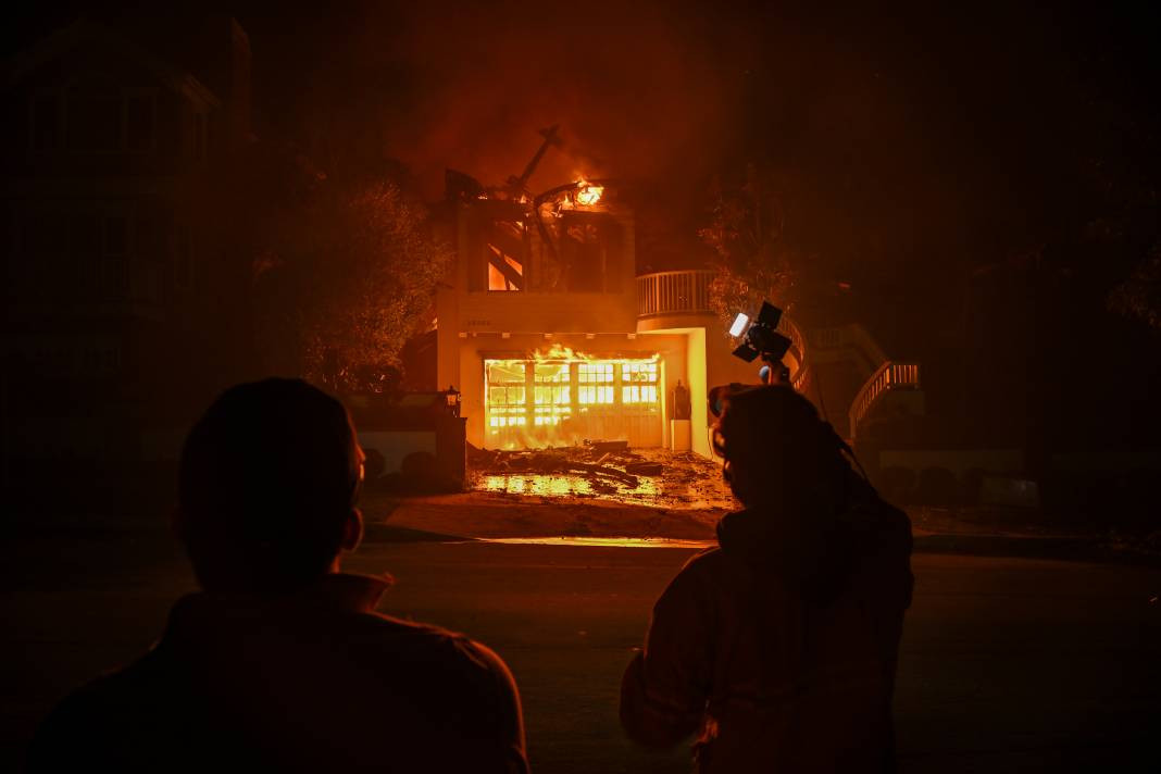 ABD cehennemi yaşıyor! Yangın felaketinde 5 ölü, 100 bin kişiye tahliye emri - Resim: 31